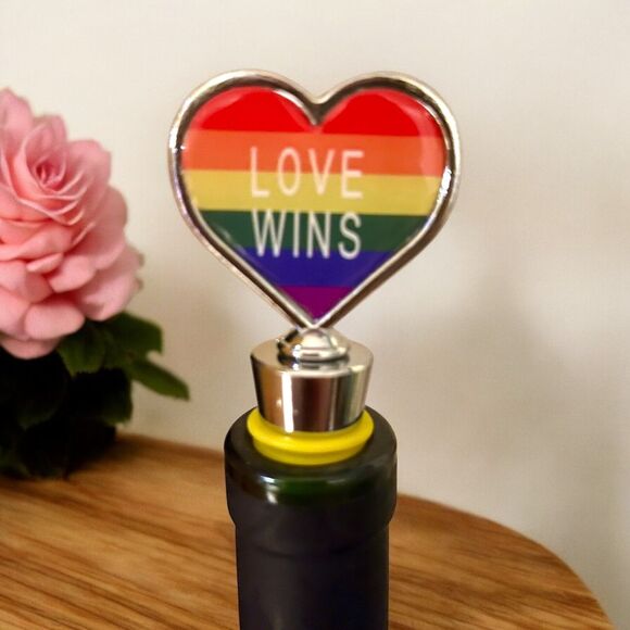 Rainbow Heart Wine Stopper with Yellow Rubber Ring – Contemporary Pride Design - Picture 1 of 4